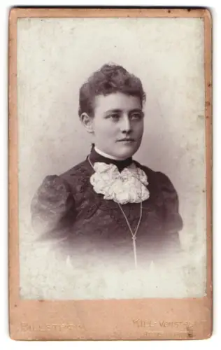 Fotografie Billström, Kiel, Vorstadt 9, Porträt einer Frau