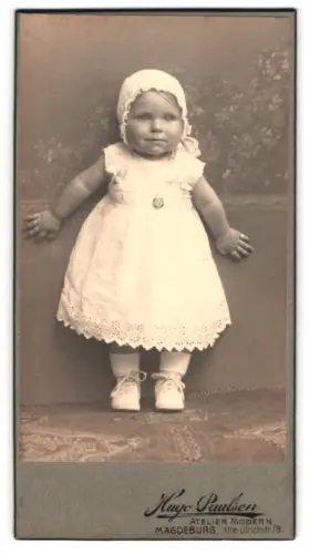 Fotografie Hugo Paulsen, Magdeburg, Alte Ulrichstr. 18, Kleinkind im weissen Kleid