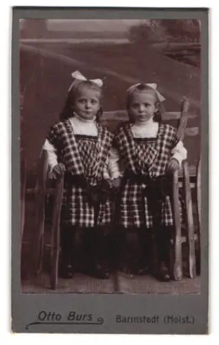 Fotografie Otto Burs, Barmstedt /Holst., Zwei Kinder in karierten Kleidern