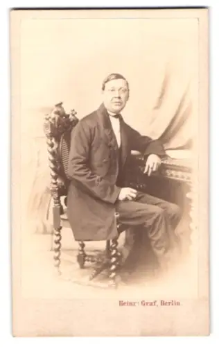 Fotografie Heinr. Graf, Berlin, Gr. Friedrichs Strasse 165, Porträt eines sitzenden Mannes