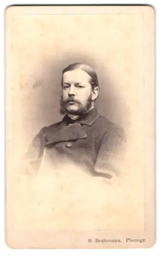 Fotografie B. Beckmann, Doberan, Brustporträt eines Mannes