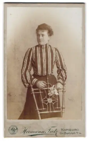 Fotografie Hermann Tietz, Hamburg, Gr. Burstah 12/14, Frau mit gestreifter Bluse