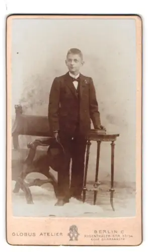 Fotografie Globus Atelier, Berlin, Rosenthaler Str. 53/54, Junge in feinem Anzug
