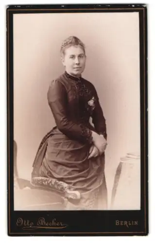 Fotografie Otto Becker, Berlin, Leipziger Strasse 94, Porträt einer Dame in eleganter Kleidung