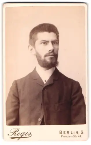 Fotografie Regis, Berlin, Prinzen-Str. 44, Porträt eines Mannes mit Bart