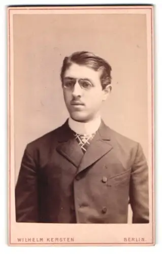 Fotografie Wilhelm Kersten, Berlin, Krausen-Str. 40, Portrait eines jungen Mannes mit Brille