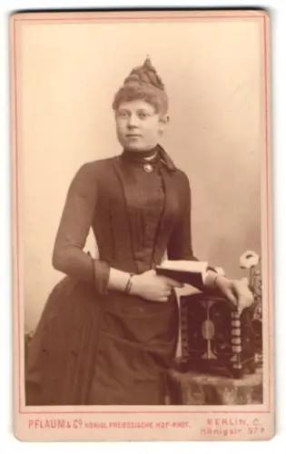 Fotografie Pflaum & Co, Berlin, Königsstr. 57, elegante Dame mit Buch