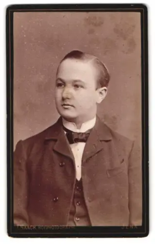 Fotografie Friedrich Haack, Jena, an der Promenade, Portrait eines jungen Mannes