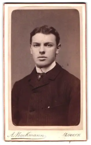 Fotografie A. Bockmann, Lübeck, Holstenstrasse 38, Porträt eines jungen Mannes
