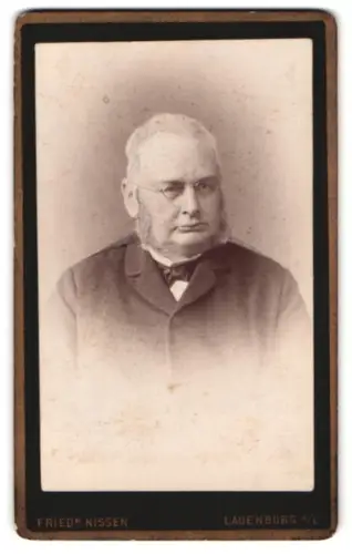 Fotografie Friedr. Nissen, Lauenburg a. E., Chausseestrasse, Porträt eines älteren Herrn