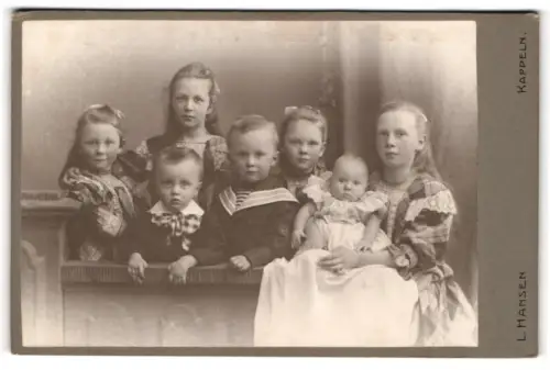 Fotografie L. Hansen, Kappeln, Kinderportrait auf Holzbank