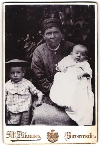 Fotografie M. Elman, Wosnesensk, Porträt einer älteren Frau mit Kindern