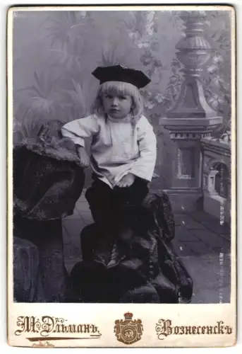 Fotografie M. Elman, Voznesensk, Kind in traditioneller Kleidung