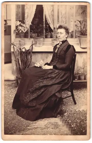 Fotografie unbekannter Fotograf und Ort, Frau im Wintergarten sitzend