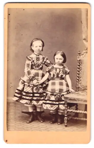 Fotografie Wilhelm Ernst, Hannover, Angerstr. 13a, Zwei junge Mädchen in karierten Kleidern