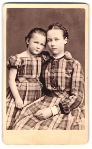 Fotografie Wilhelm Ernst, Hannover, Angerstrasse 13a, Porträt zweier Mädchen in karierten Kleidern