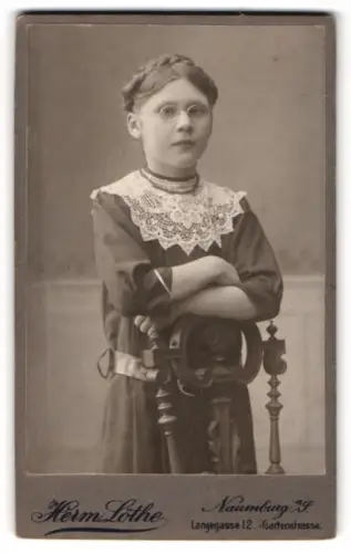Fotografie Hermann Löthe, Naumburg, Langegasse 12, Junge Dame mit Brille