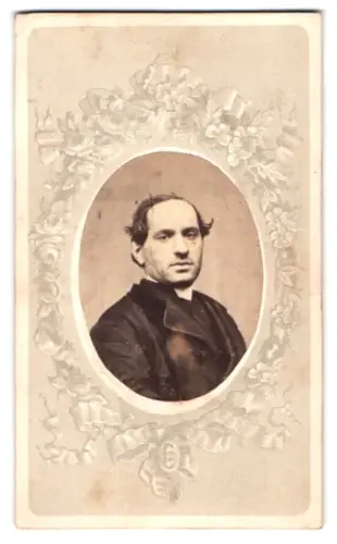 Fotografie unbekannter Fotograf und Ort, Porträt eines Herrn mit floralem Rahmen