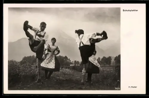 AK Paare in Tracht beim Schuhplattler, Volkstanz