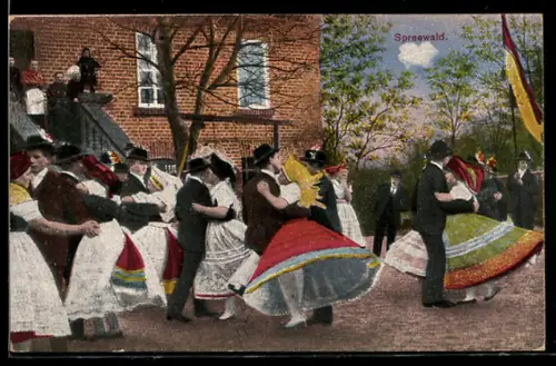 AK Spreewald, Junge Frauen in Trachten u. Männer beim Tanz