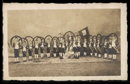 Foto-AK Schäfflertanz, Jungen in Tracht, Volkstanz