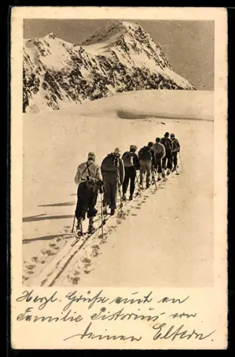 AK Skiläufergruppe mit Rucksäcken beim Aufstieg im Gebirge