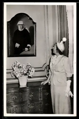 AK Königin Juliana von den Niederlanden bei einem Porträt von Julliana van Stolberg