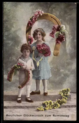 AK Zwei Kinder mit Blumen und Hufeisen zum Namenstag