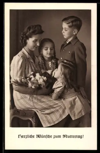 AK Drei Kinder mit ihrer Mutter zum Muttertag