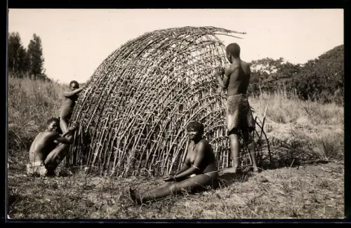 AK Nackte Afrikaner bauen ein Haus