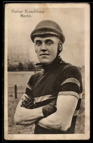 AK Berlin, Radsportler Oskar Kuschkow mit Sturzhelm