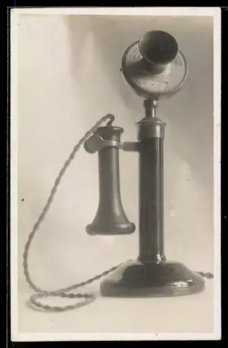 Foto-AK Telefon auf hellem Untergrund stehend