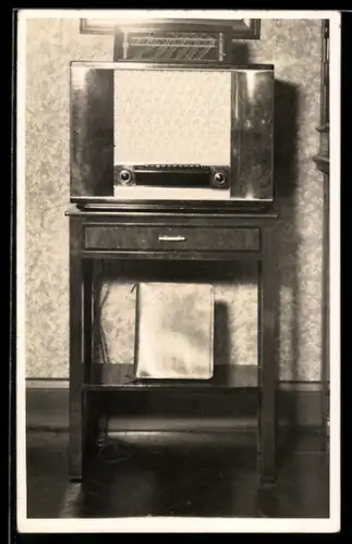 AK Radio-Anlage auf einem Tisch stehend