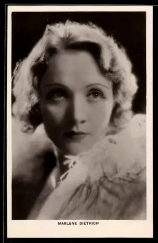 AK Schauspielerin Marlene Dietrich im weissen Kleid