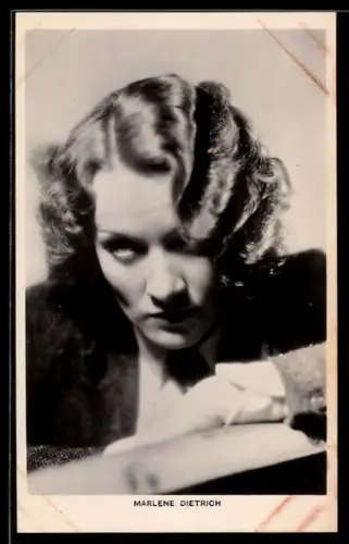 AK Schauspielerin Marlene Dietrich mit ernstem Blick
