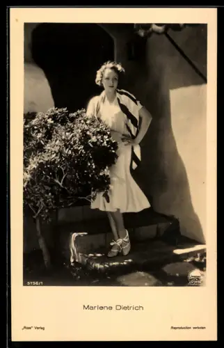 AK Schauspielerin Marlene Dietrich steht auf einer Treppe