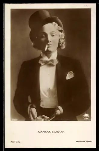 AK Schauspielerin Marlene Dietrich im Anzug mit Zigarette