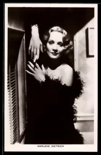 AK Schauspielerin Marlene Dietrich lehnt mit Zigarette an einer Wand