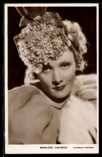 AK Schauspielerin Marlene Dietrich mit Blütenkopfschmuck