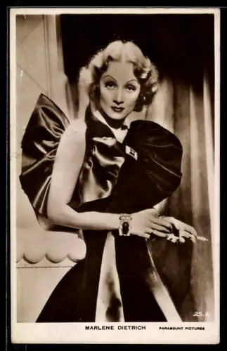 AK Schauspielerin Marlene Dietrich im feschen Kleid