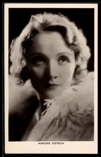 AK Schauspielerin Marlene Dietrich im weissen Kleid