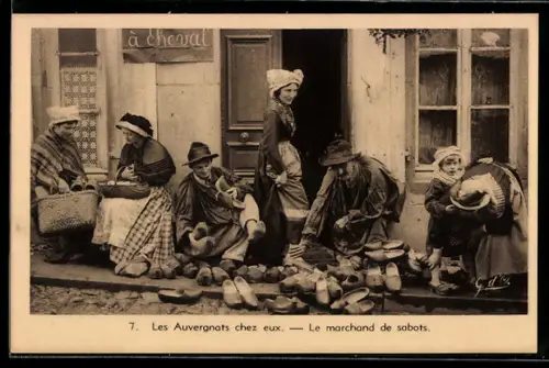 AK Les Auvergnats chez eux, Le marchand de sabots, Frauen in Tracht beim Schuhmacher