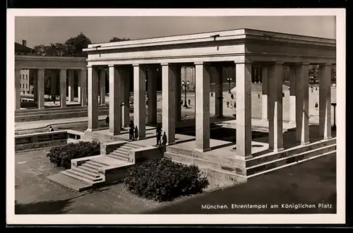 AK München, Wachen vor dem Ehrentempel am Königlichen Platz