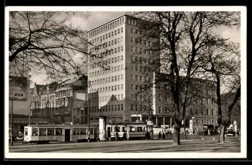 AK Frankfurt a. M., Hoch der Rhein-Main-Bank, Strassenbahn