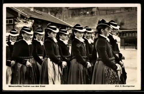 AK Junge Frauen in Schwarzwälder Tracht aus dem Elztal mit Schirm