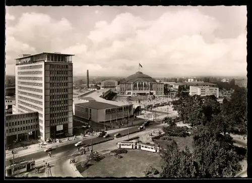 AK Frankfurt a. M., Partie an der Festhalle mit Strassenbahn
