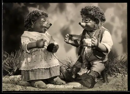 AK Alte Liebe rostet nicht!, Mecki hält die Wollfäden für seine Frau