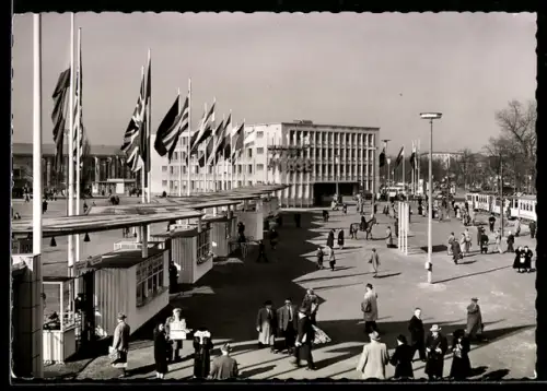 AK Frankfurt /M., Messegelände mit Strassenbahn