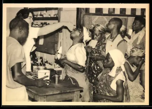 AK Lambarene, In der Apotheke verabreicht eine Schwester den Patienten die Heilmittel