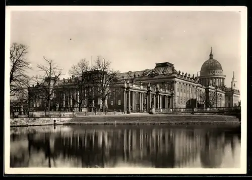 Foto-AK Deutscher Kunstverlag, Nr. 32: Potsdam, Stadtschloss von der Langen Brücke aus